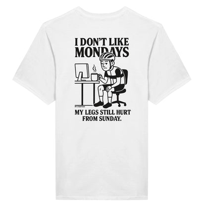 T-Shirt Rückseite: Müder Radfahrer mit Kaffee am Schreibtisch – Text: I Don’t Like Mondays – My Legs Still Hurt from Sunday