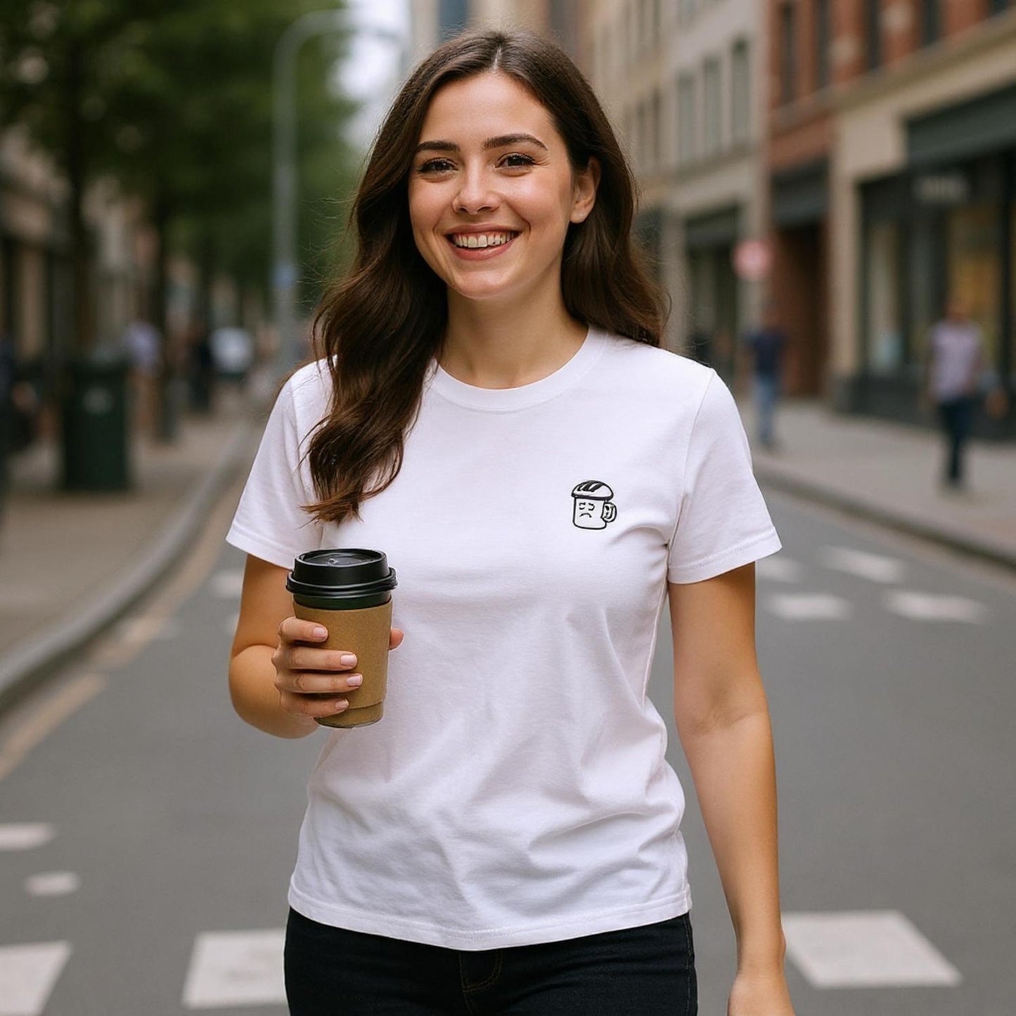 Kleines Icon auf der Brust: Trauriger Kaffeebecher mit Fahrradhelm